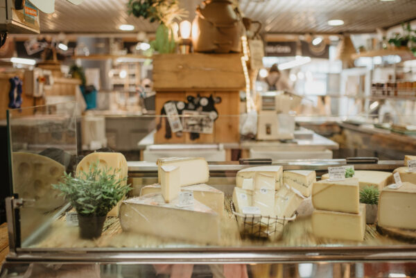 Devanture stand marché fromages