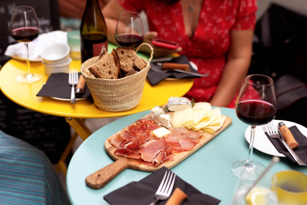 chartrons assiette charcuteries pain et vin Chartrons assiette charcuteries pain et vin